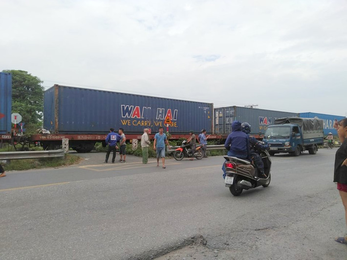 Theo thông tin ban đầu, vào khoảng 11h trưa 4/9, một người đàn ông bất ngờ bị tàu hỏa đâm tử vong tại xã Văn Bình, huyện Thường Tín, Hà Nội.