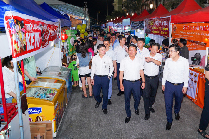 Lễ hội Bia và Ẩm thực quận Đồ Sơn năm 2023 diễn ra đến ngày 2/5, với gần 120 gian hàng ẩm thực cùng các món ăn ngon, đồ uống hấp dẫn, các món ăn đặc sản của Hải Phòng – Đồ Sơn, cùng nhiều đặc sản các vùng miền trên cả nước.