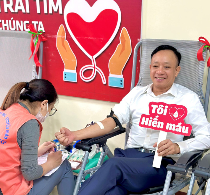 Nói về quá trình hiến máu nhân đạo trong suốt những năm qua, thầy Phạm Xuân Dương cho biết, lúc đầu khi biết thầy đi hiến máu, mọi người trong gia đình rất lo lắng. Tuy nhiên khi được giải thích về ý nghĩa của việc hiến máu cứu người và thấy sức khỏe của thầy lại tốt lên sau mỗi lần hiến máu nên người thân cũng rất động viên và ủng hộ. Hiện, vợ thầy cũng tham gia hiến máu được 17 lần, con gái 8 lần.