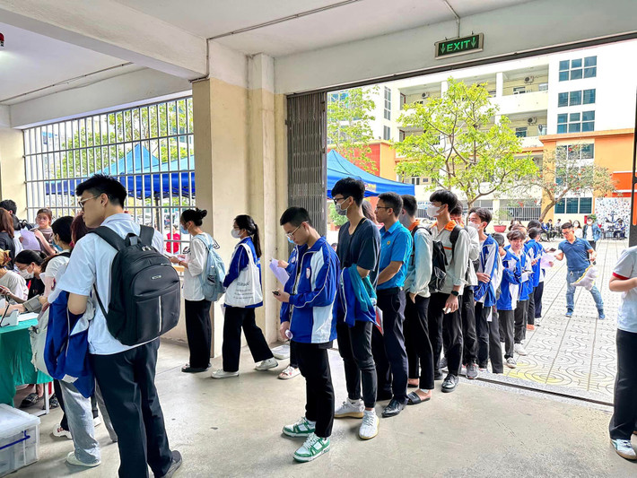 Năm 2009, khi còn là hiệu phó, nhận thấy Trường Đại học Hàng hải có nguồn lực dồi dào, các bạn sinh viên khoẻ mạnh, nhưng hoạt động hiến máu còn rất hạn chế, thầy Phạm Xuân Dương đã mạnh dạn đề xuất với lãnh đạo Trường để triển khai tổ chức hiến máu nhân đạo. Cũng kể từ đấy, hoạt động hiến máu nhân đạo của trường có nhiều thay đổi tích cực.