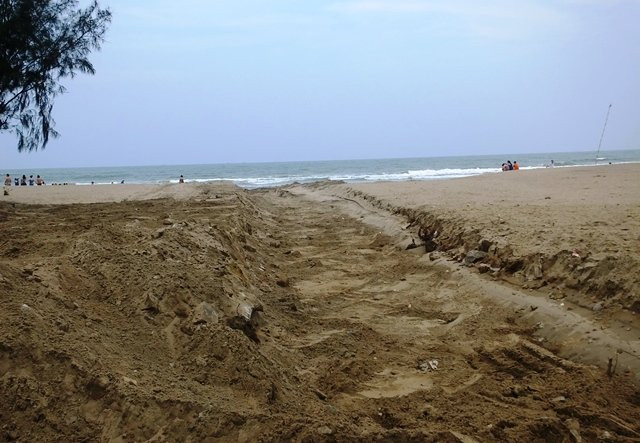 Để tránh việc quá tải về nguồn nước sinh hoạt rò rỉ ra bờ biển, lãnh đạo Sầm Sơn tiếp tục đầu tư thêm 1 trạm bơm khác ở phường Trung Sơn, công suất 450 m3/h (đã lắp đặt xong, dự kiến trong tháng này sẽ hoạt động). Như vậy, cả 2 trạm bơm sẽ đủ để xử lý nước thải.