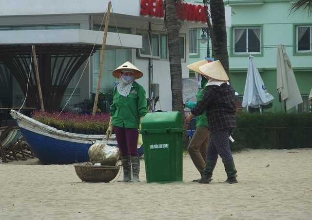Dọc bờ biển xác cá, bèo là do từ ngoài khơi sóng đánh vào bờ quá nhiều, nhân viên đi thu gom đằng trước thì đằng sau sóng lại đẩy vào nên chưa quay vòng kịp. Còn việc xác cá chết là do ý thức của người dân làng chài, họ đi đánh bắt ngoài khơi về, một số con chết vứt luôn ra bãi biển. "Chúng tôi sẽ tuyên truyền, nhắc nhở ngư dân", ông Linh nói. “Dọc bờ biển cứ cách 20m lại có một thùng rác di động, chúng tôi mong du khách đến với Sầm Sơn cũng tự ý bỏ rác vào thùng để bãi biển được sạch đẹp”, ông Linh nói.