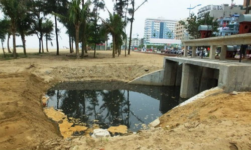 Theo ông Tuấn, thời gian tới, Sầm Sơn sẽ xây thêm 2 trạm bơm nữa, tiến tới đồng bộ hóa để xử lý triệt để nước thải sinh hoạt. “Sầm Sơn đang phối hợp với Sở KHCN thí nghiệm trạm xử lý nước thải đầu nguồn”, ông Tuấn cho biết. Xác cá nhiều do nhân viên quay vòng không kịp. Về việc bãi biển đầy rác, xác cá chết, ông Phan Viết Linh, Giám đốc công ty Môi trường Sầm Sơn cho biết, nhân viên của công ty trực 24/24h, chia làm 4 ca (2 ca chính, 2 ca phụ) để thu gom, xử lý rác thải trên bờ biển.