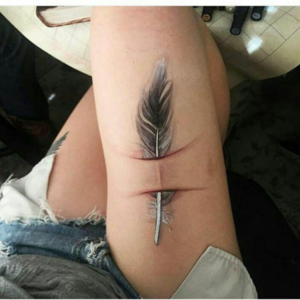Tuy nhìn mẫu xăm này vẫn có cảm giác ghê rợn, đau đớn nhưng cũng không kém phần nghệ thuật để che đi vết sẹo lớn ngang đùi.
