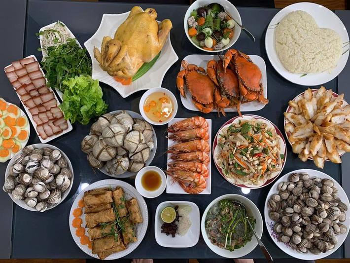 Nếu bạn chọn ở lại nhà trong kỳ nghỉ này, thì một bữa ăn ngon, đủ dinh dưỡng và đổi vị chắc chắn sẽ là món quà tuyệt vời dành cho cả gia đình. Dưới đây là thực đơn gợi ý giúp bạn không phải băn khoăn "hôm nay ăn gì?" mà vẫn có thể tạo nên một bữa tiệc nhỏ ấm cúng và đầy hương vị. Ảnh minh hoạ