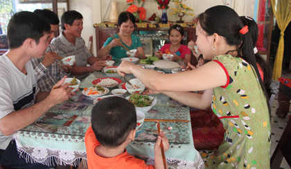 Dịp lễ 30/4 – 1/5 không chỉ là cơ hội để thư giãn mà còn là dịp để gia đình gắn kết với nhau qua những bữa ăn ngon. Dù là món ăn truyền thống hay những món ăn mới lạ, chỉ cần một chút sáng tạo, bạn đã có thể tạo nên những khoảnh khắc đáng nhớ bên gia đình. Ảnh Internet