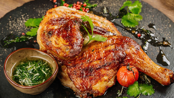 "Đổi gió" với món gà nướng ngũ vị là món ăn vô cùng dễ chế biến nhưng lại rất bắt mắt và thơm ngon. Thịt gà được ướp với ngũ vị hương, mật ong và gia vị đặc trưng, sau đó nướng lên cho vàng giòn. Gà nướng là món ăn lý tưởng cho dịp lễ, không chỉ dễ làm mà còn mang đến hương vị đặc trưng, hấp dẫn. Ảnh Internet