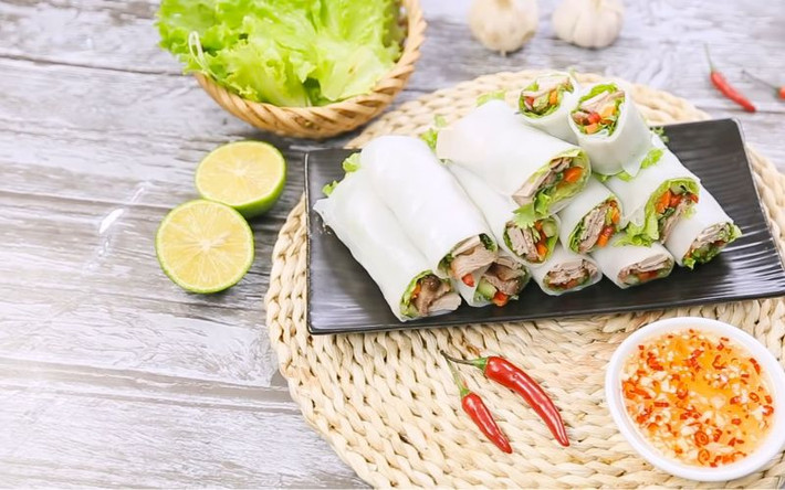 Nếu quá quen với phở cuốn thịt bò thì bạn hãy thử biến tấu với món phở cuốn thập cẩm, đảm bảo bạn sẽ có thể ăn cho tới no mà vẫn nhẹ bụng, cực kỳ thích hợp thay thế cho bữa cơm trưa hè nóng nực. Phở cuốn thập cẩm có thể làm món khai vị, hay món ăn trưa đổi bữa hoặc cho vào hộp cơm mang đến văn phòng cũng rất tiện. Phở cuốn thập cẩm ăn mùa hè rất mát và ngon miệng, có thể khiến bạn ăn no mà không thấy chán. Ảnh Internet
