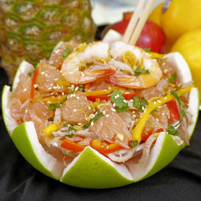 Thanh mát cùng món gỏi bưởi kết hợp tôm sú, thịt ba chỉ và bưởi da xanh mang đến vị chua ngọt tự nhiên, kết hợp cùng rau răm, đậu phộng và hành phi giòn thơm. Món này giúp kích thích vị giác, chống ngán và bổ sung nhiều vitamin. Ảnh Internet