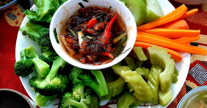 Rau luộc chấm kho quẹt là món ăn đơn giản nhưng lại rất "bắt cơm". Bạn có thể chọn các loại rau như rau muống, đậu rồng, cải thìa, sau đó luộc chín và chấm với kho quẹt mặn ngọt. Đây là món ăn nhẹ nhàng, dễ ăn nhưng lại đầy đủ dưỡng chất, đặc biệt là trong những ngày lễ khi các món ăn thường có nhiều dầu mỡ. Ảnh Internet