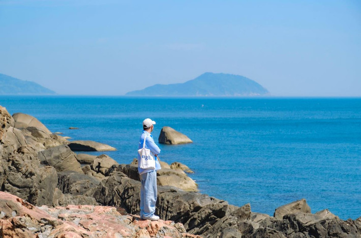 Tên gọi "Đá Đen" bắt nguồn từ những tảng đá lớn nhỏ phủ màu xám đen đặc trưng, nằm rải rác dọc bờ biển.
