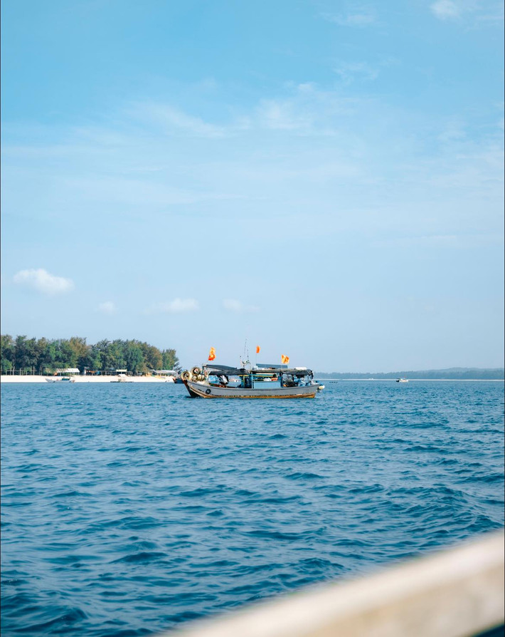 Du khách có thể thuê tàu từ trung tâm đảo Cô Tô hoặc từ đảo Cô Tô Con để di chuyển đến Hòn Cá Chép. Hành trình ra đảo tuy không dài nhưng cần chuẩn bị kỹ về thời gian, nước uống và một số đồ dùng cá nhân cần thiết nếu muốn khám phá trọn vẹn vẻ đẹp của nơi này.