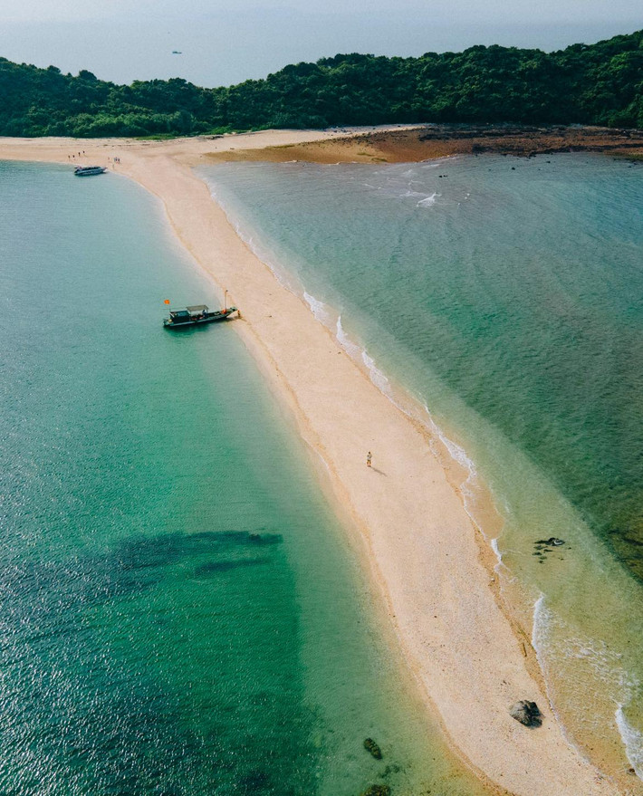 Vào đúng thời điểm, du khách có thể thong dong bước đi giữa biển khơi, chạm tay vào hòn đảo đá kỳ thú ngay trước mắt – một cảm giác vừa lạ lẫm, vừa thơ mộng như bước vào một khung cảnh chỉ có trong truyện cổ tích.
