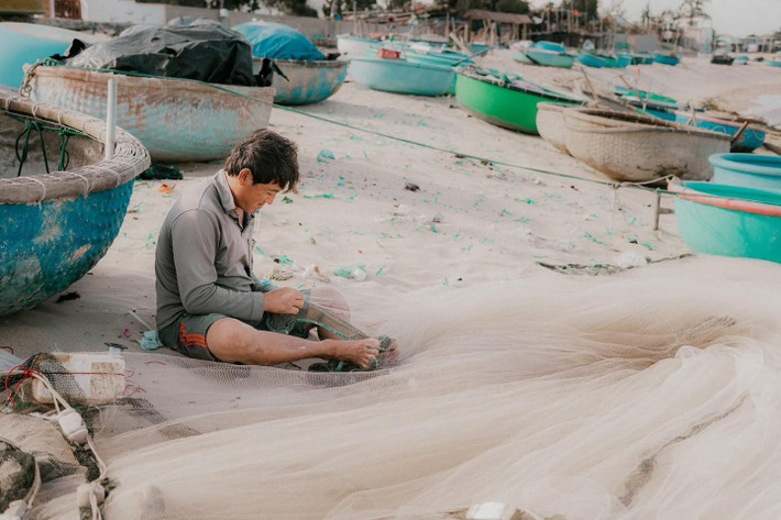 Một trong những lý do khiến Sơn Hải trở thành điểm đến hấp dẫn chính là nhịp sống bình dị của người dân nơi đây. Du khách đến với làng chài không chỉ để ngắm cảnh mà còn có thể tham gia vào các hoạt động của ngư dân. Ảnh Lương Phong