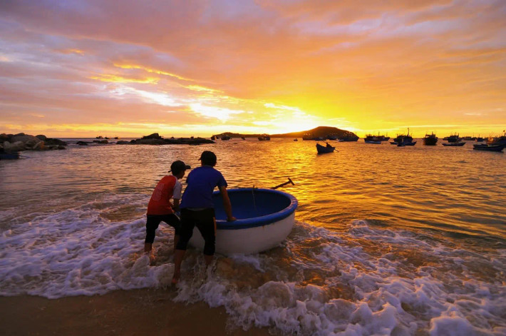Làng chài Sơn Hải nổi bật với vẻ đẹp hoang sơ của biển cả và núi non. Mỗi buổi sáng sớm, khi bình minh lên, bãi biển trong lành, sóng vỗ nhè nhẹ, từng chiếc thuyền thúng của ngư dân lặng lẽ ra khơi đánh bắt cá.