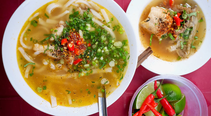 Một món ăn khác gần gũi trong bữa sáng của người dân địa phương là cháo canh. Dù gọi là “cháo”, nhưng thực chất món này là những sợi bột mềm dai nấu cùng nước dùng hầm xương ngọt thanh, ăn kèm cá lóc, tôm hay chả tùy thích. Cháo canh thường được ăn kèm rau sống và ớt xanh cay nồng – một sự kết hợp đơn giản mà khiến thực khách phải xuýt xoa. Ảnh Internet