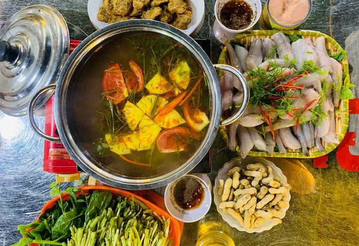 Vào mùa lạnh, người dân nơi đây thường quây quần bên nồi lẩu cá khoai bốc khói nghi ngút. Loài cá thịt mềm, gần như tan ngay trong miệng, được nấu cùng cà chua, thì là và hành lá, tạo nên một nồi lẩu thanh ngọt, dễ ăn và rất đưa cơm. Ảnh Internet