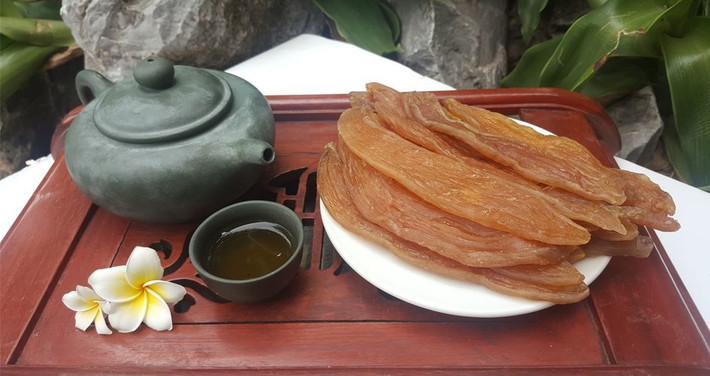 Còn nếu bạn yêu thích những món ăn nhẹ, khoai deo chính là lựa chọn tuyệt vời. Từ những củ khoai lang bình dị, người Quảng Bình luộc chín rồi phơi nắng nhiều ngày, tạo ra món khoai deo dẻo dẻo, ngọt bùi và thơm mùi nắng gió. Ảnh Internet