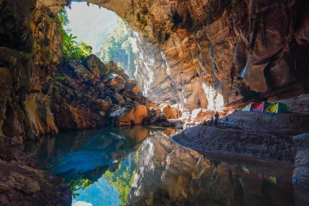 Khám phá hang động ở Vườn quốc gia Phong Nha - Kẻ Bàng, Quảng Bình: Quảng Bình được mệnh danh là "vương quốc hang động" của Việt Nam với hàng chục nghìn hang lớn nhỏ. Nổi bật là hang Sơn Đoòng, kỳ quan thiên nhiên với vòm hang rộng nhất thế giới, được khám phá vào năm 2009. Hệ thống hang Phong Nha kéo dài gần 45 km, gồm các nhánh hang khô, hang nước, thạch nhũ đa hình và sông ngầm chằng chịt.