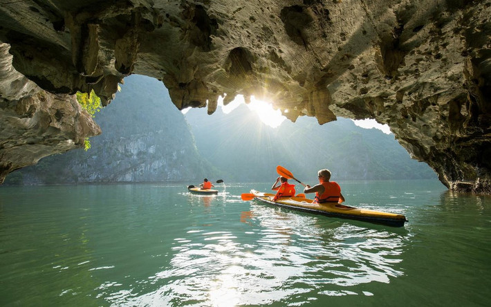 Chèo kayak giữa vịnh Hạ Long: Vịnh Hạ Long nổi bật với hàng ngàn núi đá vôi nhô lên từ mặt biển xanh ngọc. Một trong những cách để cảm nhận vẻ đẹp kỳ vĩ nơi đây là tham gia các hành trình 1-2 ngày kết hợp chèo kayak, khám phá hang động, đạp xe trên đảo nhỏ. Những hoạt động này dễ tiếp cận và phù hợp với đa số du khách, kể cả người chưa có kinh nghiệm. Ảnh Internet