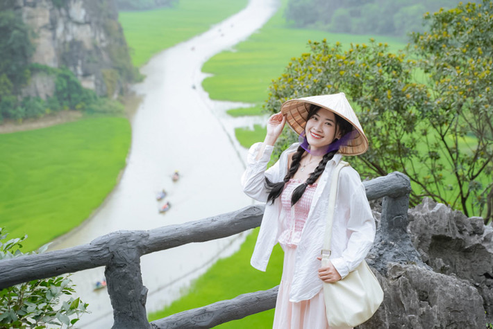 Mùa lúa xanh của Tam Cốc không quá rực rỡ, không ồn ào, nhưng lại có sức hút kỳ lạ. Đó là vẻ đẹp của sự tươi mới, của sức sống căng tràn lan tỏa trong từng nhánh lúa, từng làn gió nhẹ khẽ lay. Ảnh Chuyến đi của Tali