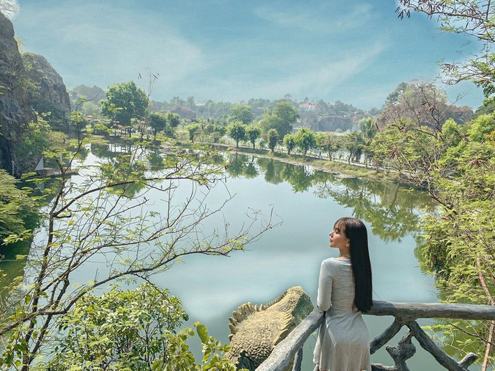 Được mệnh danh là "Hạ Long thu nhỏ", nơi đây có hồ nước rộng lớn, bao quanh bởi những ngọn núi xanh thẳm. Du khách có thể tham quan các công trình kiến trúc độc đáo, đi dạo quanh hồ hoặc thư giãn dưới bóng cây, ngắm nhìn khung cảnh tuyệt đẹp. Ảnh datviettour