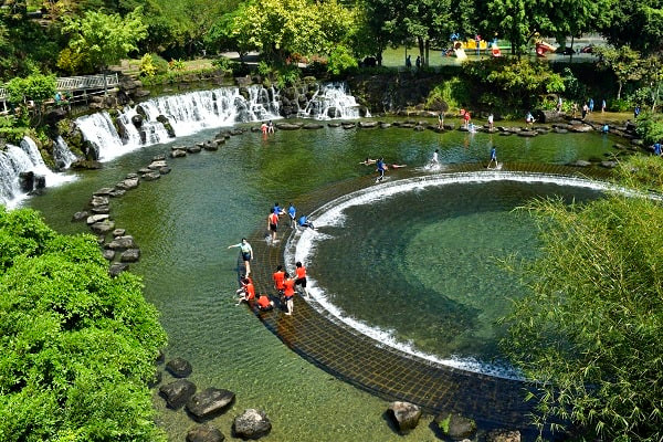 Cách TP HCM khoảng 100km, Suối Mơ là một điểm đến tuyệt vời để du khách tận hưởng không khí trong lành và khám phá vẻ đẹp hoang sơ của thiên nhiên. Nơi đây nổi bật với những con suối trong vắt, tạo nên những hồ nước tuyệt đẹp. Ảnh dulichaulacviet