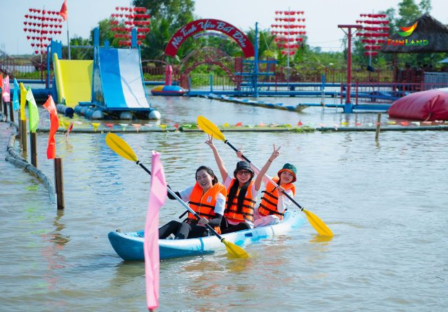 Tại đây, du khách có thể tham quan làng nghề tre, chèo thuyền trên sông, đạp xe quanh những cánh đồng xanh mướt và thưởng thức ẩm thực đặc trưng của địa phương. Làng Tre Việt là địa điểm lý tưởng để du khách tìm về với những giá trị văn hóa truyền thống trong không gian thiên nhiên yên bình. Ảnh PhongcachViet