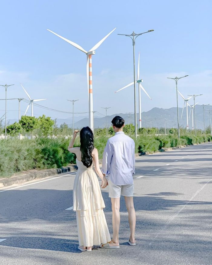 Cánh đồng điện gió Phương Mai không chỉ là nơi sản sinh ra nguồn năng lượng sạch, mà còn là nơi mang đến cảm hứng. Vẻ đẹp hùng vĩ, mạnh mẽ và đầy cuốn hút nơi đây khiến bất kỳ ai một lần đặt chân tới cũng ấn tượng khó quên. Ảnh Internet