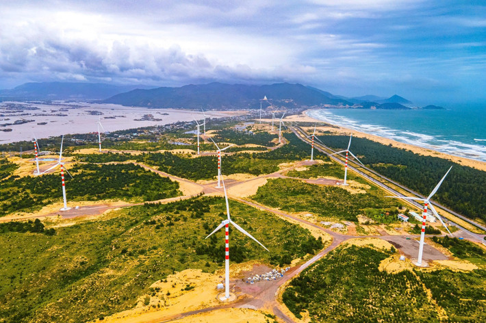 Bán đảo Phương Mai vốn nổi tiếng với địa hình đa dạng – cát trắng, đồi núi, rừng phi lao và biển xanh. Giữa không gian ấy, những trụ điện gió cao chót vót vươn mình kiêu hãnh, xoay những cánh quạt khổng lồ theo chiều gió, như những cột mốc thời đại mang hơi thở mới cho vùng đất giàu tiềm năng này. Ảnh Internet