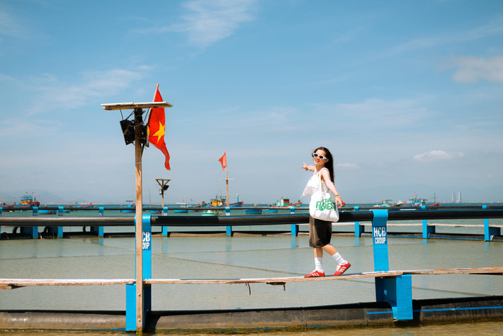 Không hào nhoáng, không sôi động, nơi đây mang đến cho du khách cảm giác an yên từ những điều mộc mạc nhất – biển xanh, cát trắng, nụ cười hiền hậu và nhịp sống yên ả của người dân miền biển. Ảnh Hải Trình
