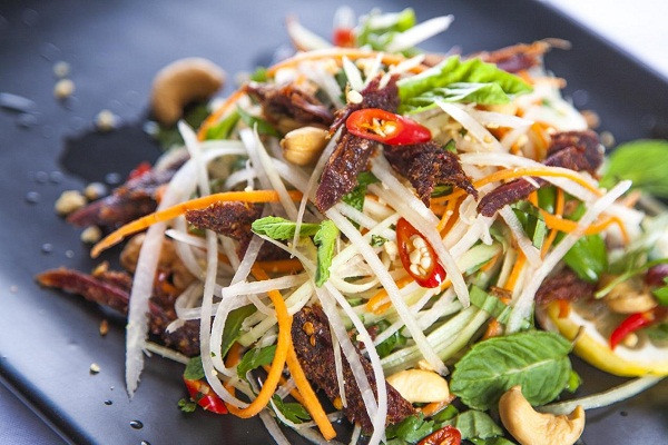 Trong khi đó, gỏi khô bò với đu đủ sợi giòn tan, nước sốt đậm đà là món ăn “gây nghiện” mỗi buổi xế chiều. Ảnh Cookpad