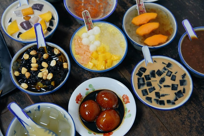 Sau bữa ăn mặn, một chén chè hay ly trà sữa sẽ là điểm dừng nhẹ nhàng. Chè Thái, chè bưởi, chè đậu đen hay chè ba màu đều có thể dễ dàng tìm thấy tại các xe chè dọc đường Nguyễn Tri Phương, Chợ Bến Thành hay trong các trung tâm thương mại. Ảnh BHX