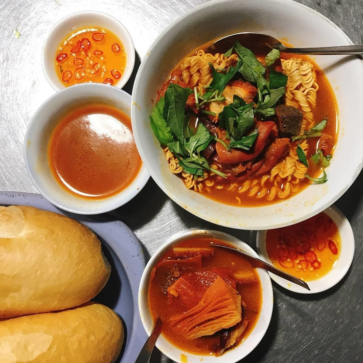 Buổi chiều là khoảng thời gian hoàn hảo để khám phá những món ăn vặt độc đáo. Phá lấu là một trong những món được giới trẻ TP HCM yêu thích. Được làm từ nội tạng bò hoặc heo hầm với nước cốt dừa và ngũ vị hương, phá lấu béo ngậy, thơm nồng, ăn cùng bánh mì hoặc mì gói. Ảnh VinWonder