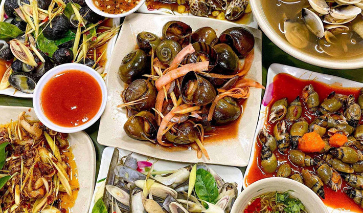 Tối đến là thời điểm ẩm thực TP HCM bùng nổ. Ốc chính là món ăn đêm “quốc dân”, được chế biến đủ kiểu: nướng mỡ hành, xào bơ tỏi, rang muối ớt... Ảnh VinWonder