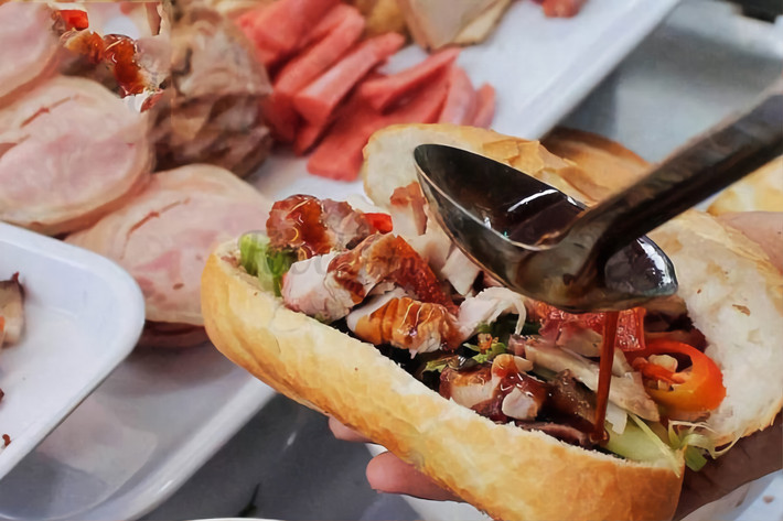 Một chuyến food tour TP HCM không chỉ là hành trình no bụng mà còn là dịp “thưởng” vị, “thưởng” sắc, “thưởng” cả không khí náo nhiệt đặc trưng của thành phố này. Dưới đây là một số món ăn nhất định phải thử khi đến Sài Gòn: