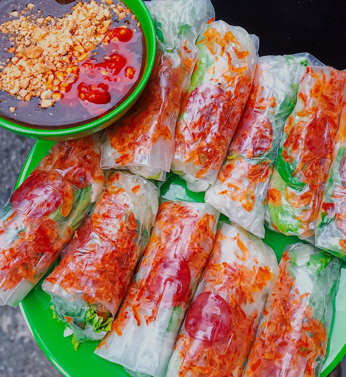 Đừng quên “đổi vị” với những món ăn vặt nhẹ nhàng như bánh tráng trộn, bò bía hay gỏi khô bò. Những món này thường xuất hiện trước cổng trường, công viên và mang đậm dấu ấn ẩm thực học trò TP HCM. Ảnh VinWonder