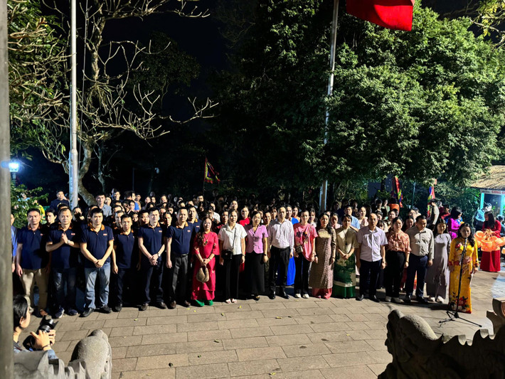 Khi màn đêm buông xuống, Đền Hùng khoác lên mình một vẻ đẹp huyền bí với ánh đèn lung linh.