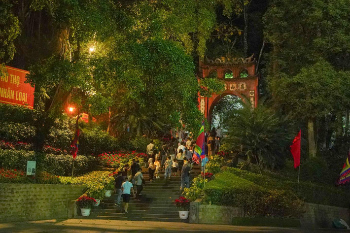 Tour đêm Đền Hùng là hành trình đặc biệt do Sở Văn hoá, Thể thao và Du lịch Phú Thọ tổ chức, giúp du khách trải nghiệm quê hương đất Tổ một cách linh thiêng và giàu cảm xúc.
