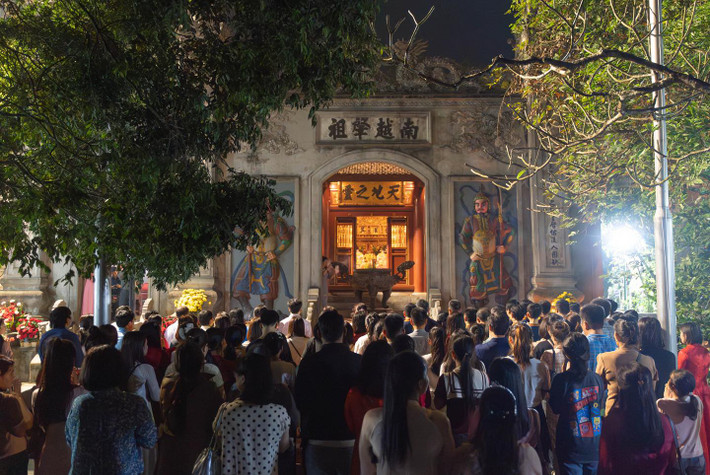Trong không khí trang nghiêm, linh thiêng, tĩnh mịch trên đỉnh núi Nghĩa Lĩnh, mỗi du khách đã thắp nén tâm hương tri ân công đức các bậc tiền nhân đã có công dựng nước.
