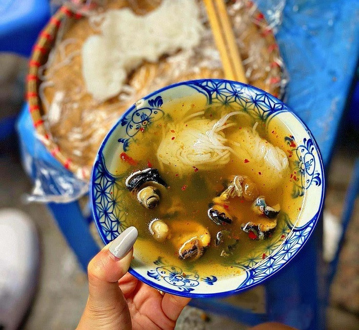 Một món ăn đặc trưng của mùa hè Hà Nội, bún ốc nguội gây ấn tượng với nước chấm ốc thanh mát, đậm vị giấm bỗng, thêm vài con ốc giòn và bún sợi nhỏ. Đây là món ăn thanh nhẹ nhưng vẫn đủ vị, rất “đã” trong cái nóng tháng hè. Ảnh Internet