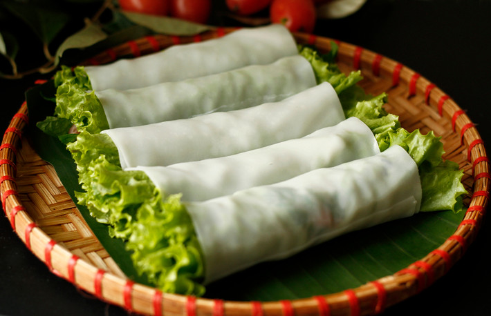 Phở cuốn là món ăn không còn mấy xa lạ với những tín đồ đam mê khám phá ẩm thực. Bánh phở cuốn mịn kết hợp với thịt xào và các loại rau thanh mát cực kỳ giải nhiệt vào mùa hè. Ảnh Internet