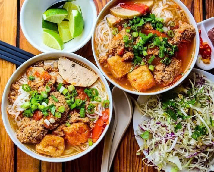 Với hương vị thanh mát từ nước riêu cua, cà chua và giấm bỗng, bún riêu cua là món ăn lý tưởng để giải nhiệt. Thêm chút mắm tôm, rau sống và vài viên đậu rán vàng giòn, món ăn này luôn nằm trong danh sách những món “phải thử” của người Hà Nội mỗi mùa nóng.