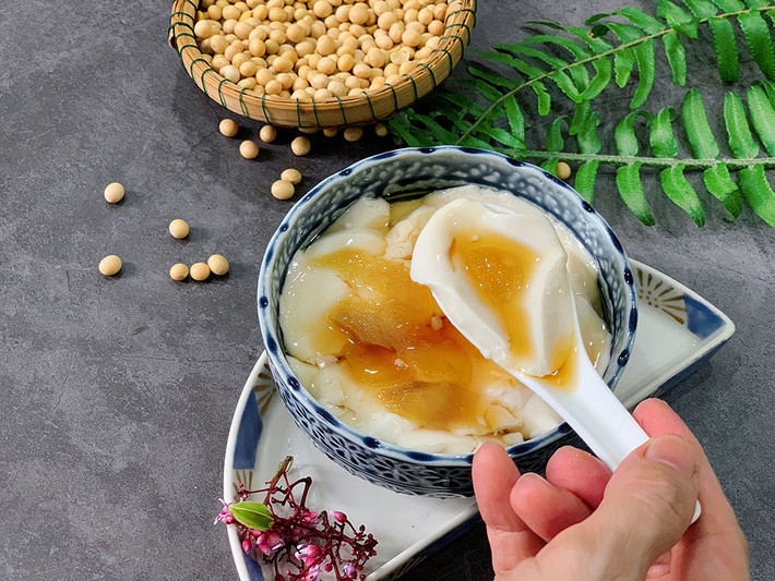 Mềm mịn, thanh mát và nhẹ bụng, tào phớ là món ăn vặt dân dã rất được ưa chuộng. Thường được ăn cùng nước đường hoa nhài, thêm vài lát dừa khô hoặc trân châu, món ăn này vừa giúp mát gan, lại thơm ngon dễ ăn. Ảnh Internet