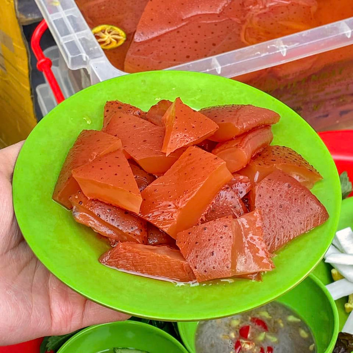 Để có được những miếng sứa đỏ đẹp mắt, sứa phải được ngâm qua nước lá vối, lá riềng, lá hẹ để khử độc, khử nhớt, đồng thời tạo màu sắc đỏ đặc trưng. Lát sứa sau khi thái mỏng có độ trong, giòn nhẹ, mềm mát – một cảm giác rất đặc biệt khi đưa vào miệng.