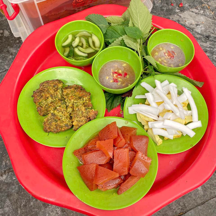 Có quán bán mang về, có nơi bày bàn ghế đơn sơ để khách ăn tại chỗ. Dù không cầu kỳ, nhưng không khí giản dị, bình dân ấy lại làm nên một phần hồn cốt của món ăn này. Ảnh Internet