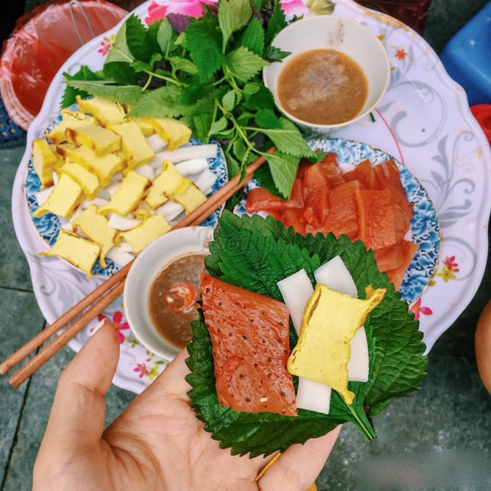 Vào mùa sứa, chỉ cần dạo qua vài con phố như Hàng Chiếu, Nguyễn Thiện Thuật, chợ Ngô Sĩ Liên, Đồng Xuân…, không khó để bắt gặp những hàng quán nhỏ bày bán sứa đỏ. Ảnh Internet