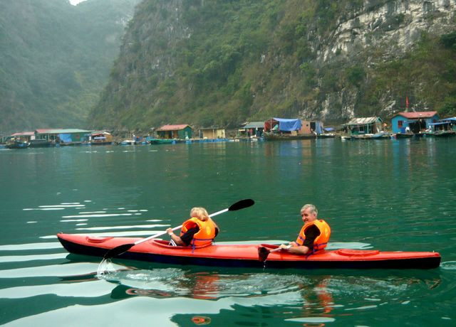 Đến Cửa Vạn, du khách có thể trải nghiệm nhiều hoạt động thú vị như chèo kayak len lỏi giữa những dãy núi đá, khám phá các hang động kỳ bí, hoặc tham quan Trung tâm Văn hóa nổi Cửa Vạn – nơi lưu giữ những hiện vật, hình ảnh và tư liệu quý giá về đời sống, phong tục của người dân làng chài. Ảnh Internet