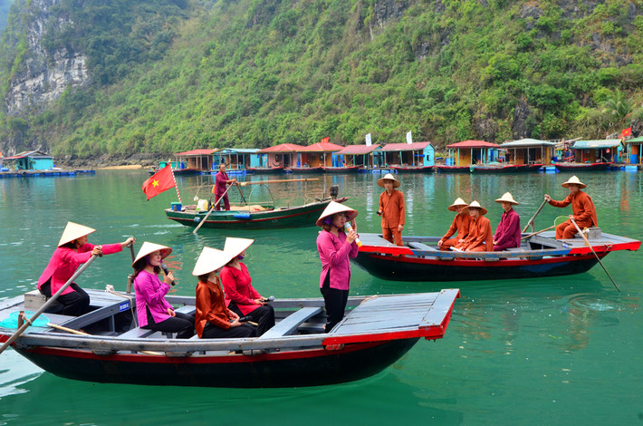 Đây cũng là cơ hội để lắng nghe những câu chuyện đời thực, những ký ức về một thời lênh đênh giữa sóng nước. Ảnh Internet