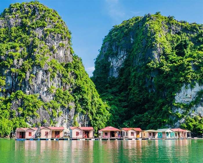Cuộc sống ở Cửa Vạn gắn liền với sông nước. Những ngôi nhà bè nổi san sát, được neo chặt bằng dây, tạo thành một cộng đồng dân cư đặc biệt giữa biển trời.